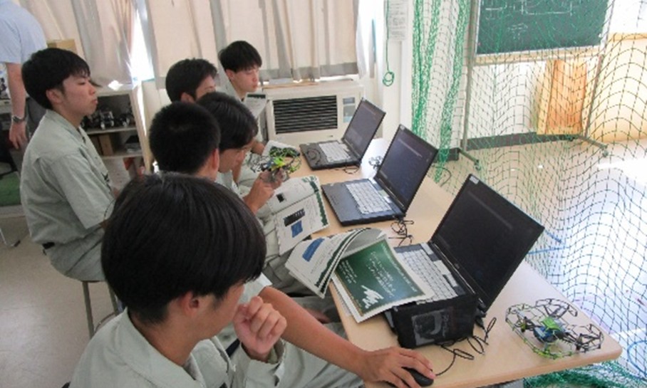 小高産業技術高校×東日本計算センター㈱　（ドローンのプログラミングと操縦体験）