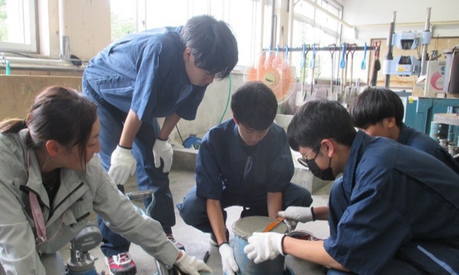 平工業高校×新菱カイハツ生コン㈱（コンクリートの供試体を用いた実験）