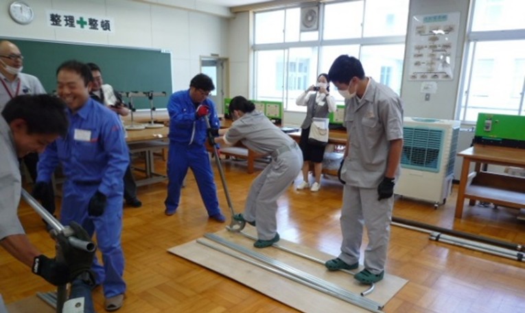 勿来工業高校×福島県電気工事工業組合青年部（金属配管曲げ体験）