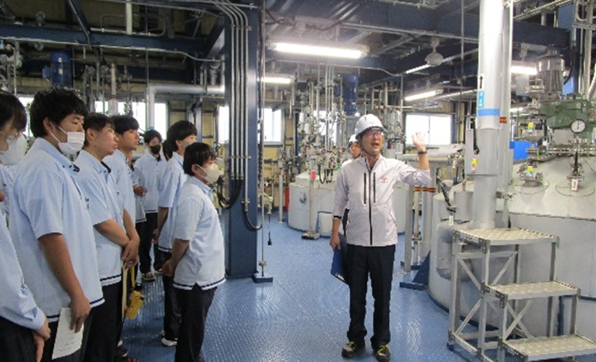 小高産業技術高校×大内新興化学㈱原町工場（製品加工の説明）　