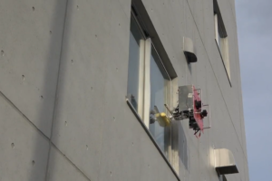 ロボットによる窓の清掃実験;