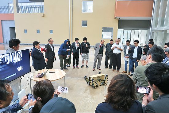 ロボットの実証を見学するツアー参加者