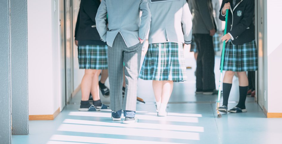 廊下を歩く制服姿の生徒たち
