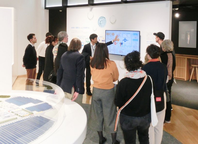 展示を見る人々
