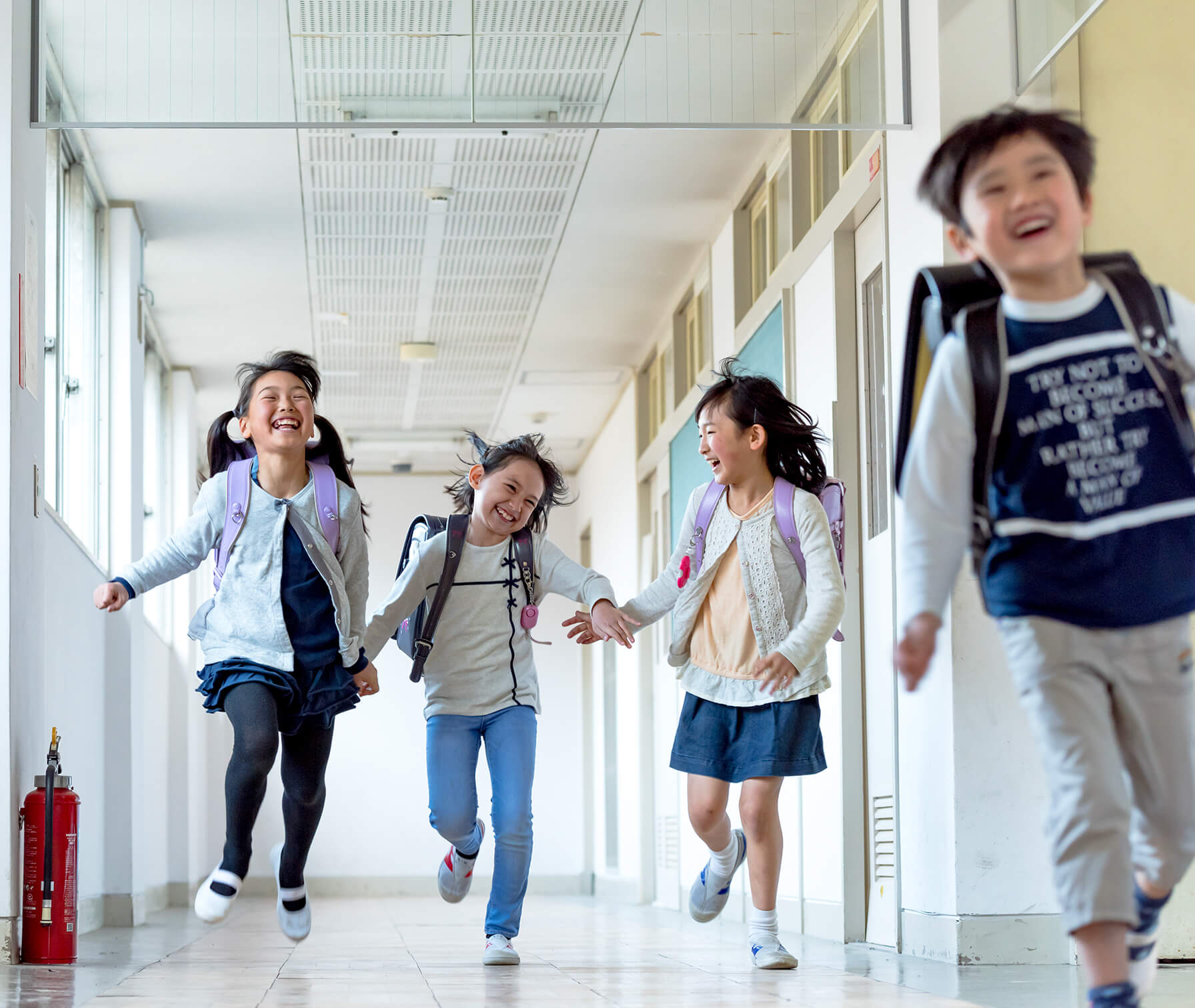 校内を走る子どもたち